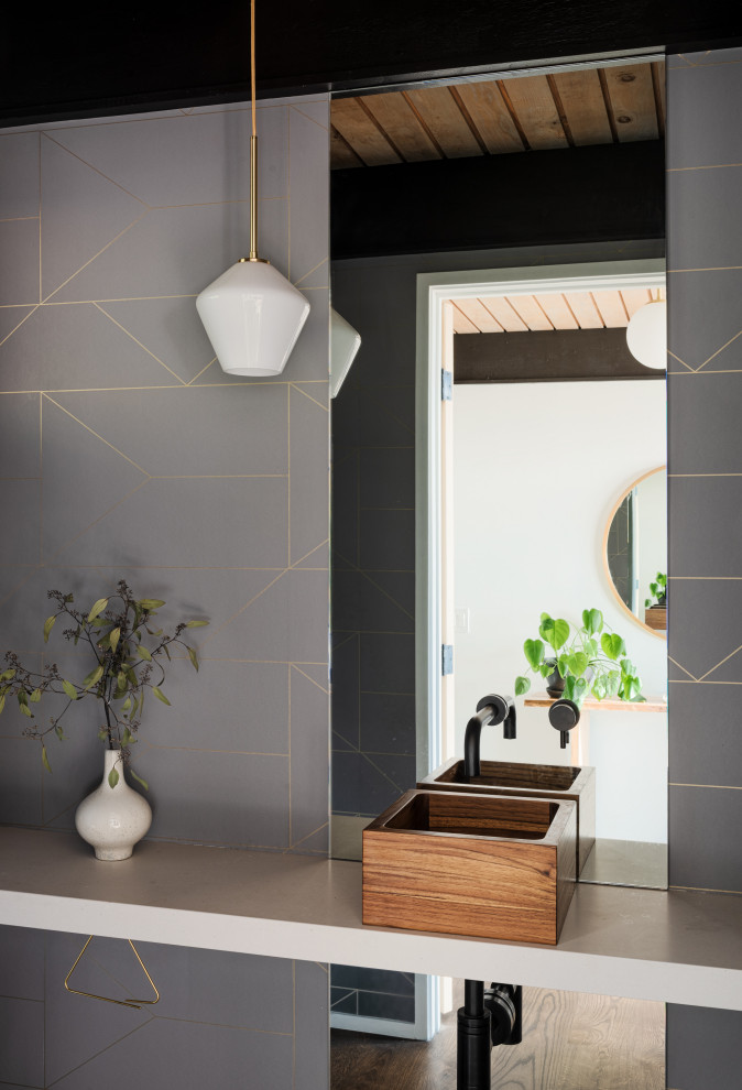 Inspiration för skandinaviska grått toaletter, med grå kakel, mellanmörkt trägolv, ett fristående handfat och brunt golv