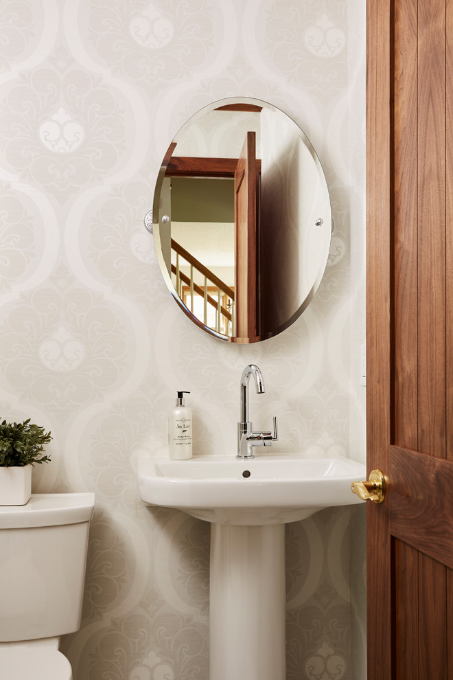 Bild på ett litet vintage toalett, med en toalettstol med separat cisternkåpa, grå väggar, mosaikgolv, ett piedestal handfat och vitt golv