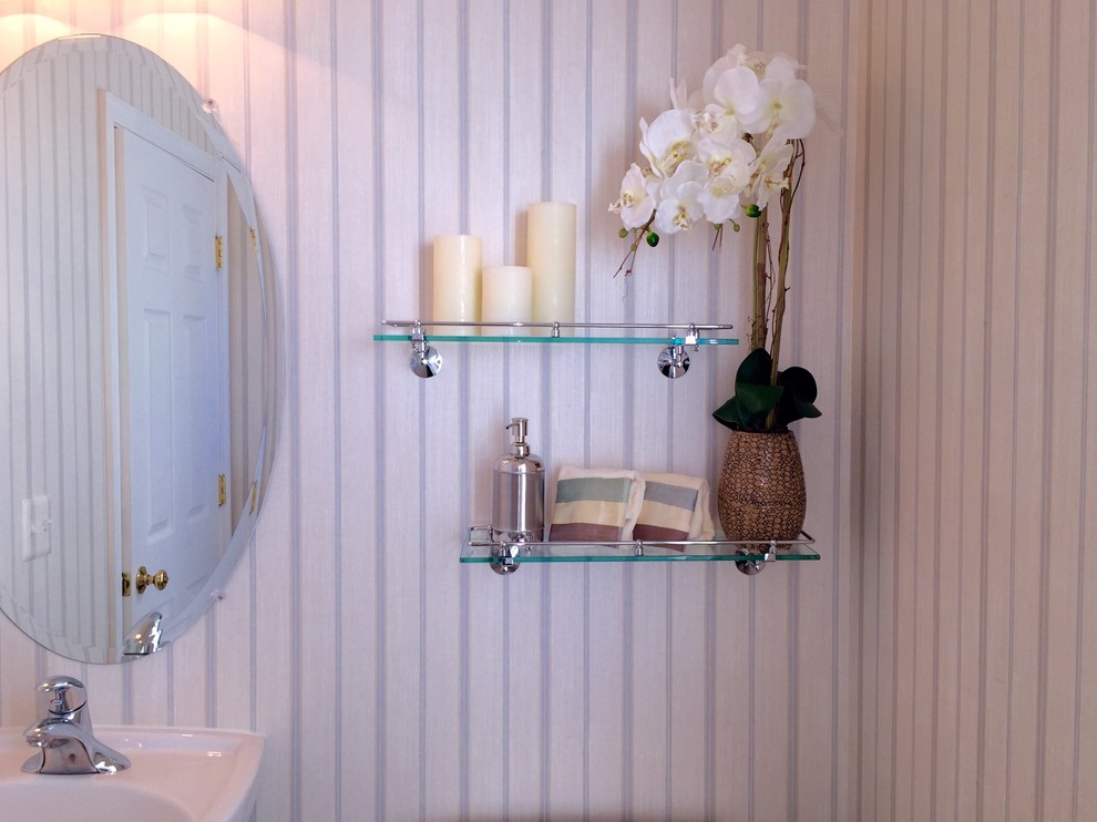 Foto di un piccolo bagno di servizio chic con WC monopezzo, piastrelle beige, piastrelle in ceramica, pareti multicolore, pavimento con piastrelle in ceramica e lavabo a colonna
