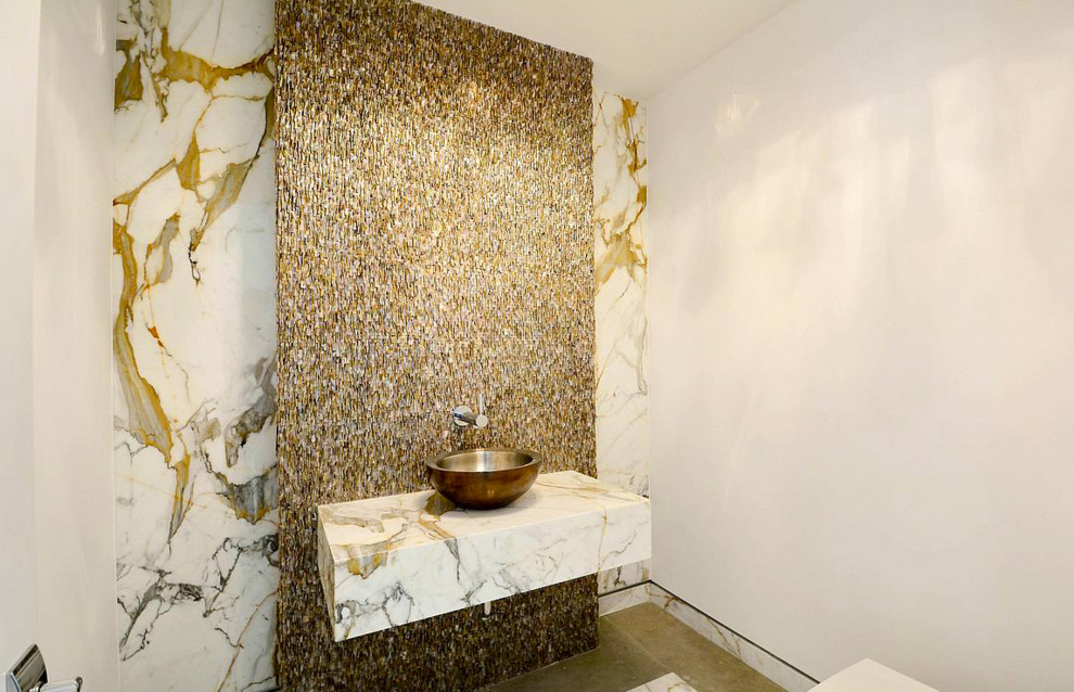 На фото: туалет среднего размера в стиле модернизм с столешницей из гранита