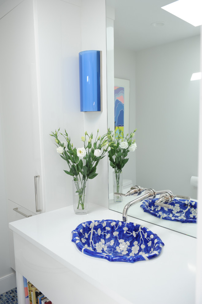 Kleine Moderne Gästetoilette mit offenen Schränken, weißen Schränken, Toilette mit Aufsatzspülkasten, weißer Wandfarbe, Mosaik-Bodenfliesen, Einbauwaschbecken und Quarzwerkstein-Waschtisch in Vancouver