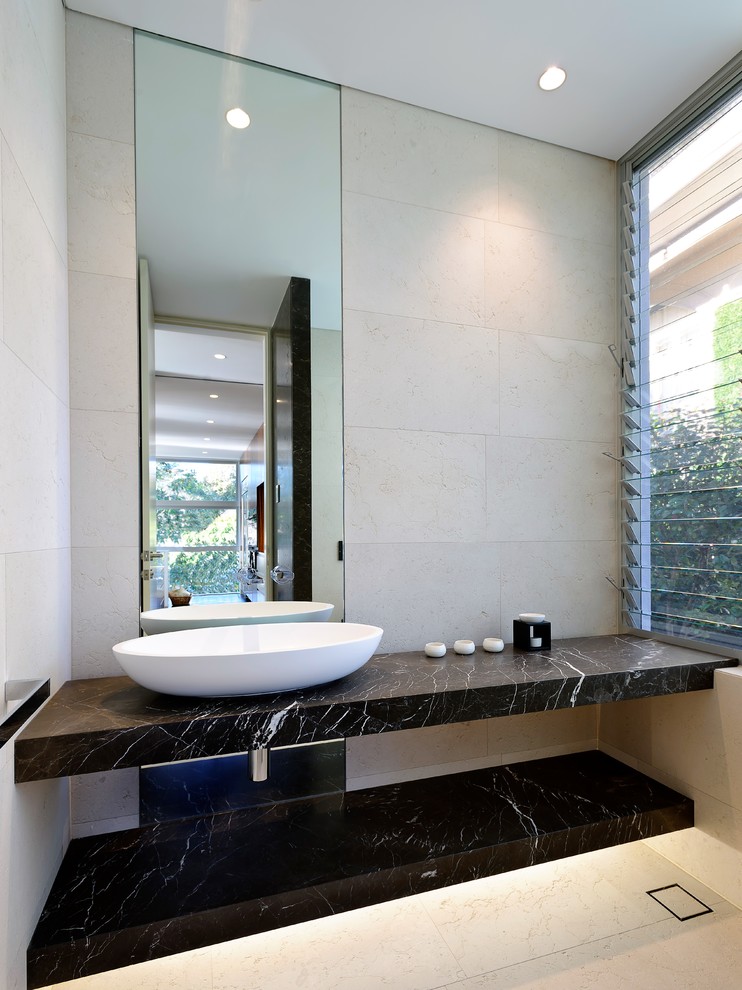 Idee per un bagno di servizio minimal con pareti beige, lavabo a bacinella e pavimento beige