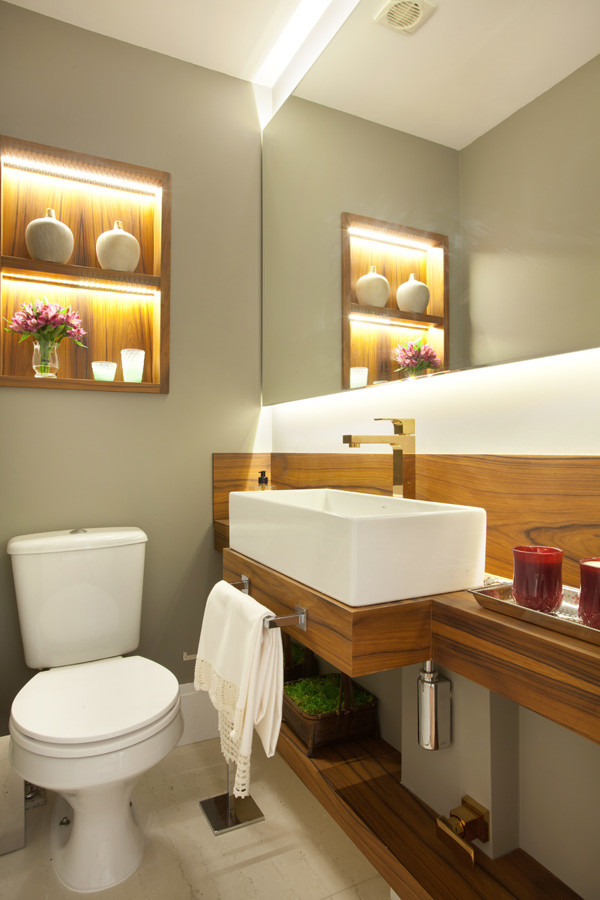 Kleine Moderne Gästetoilette mit grauer Wandfarbe, Travertin und Waschtisch aus Holz in Sonstige