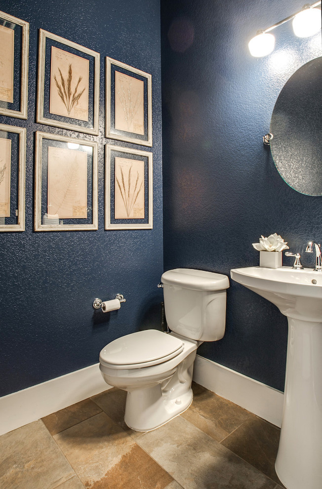 Idéer för mellanstora eklektiska toaletter, med ett piedestal handfat, blå väggar och klinkergolv i porslin