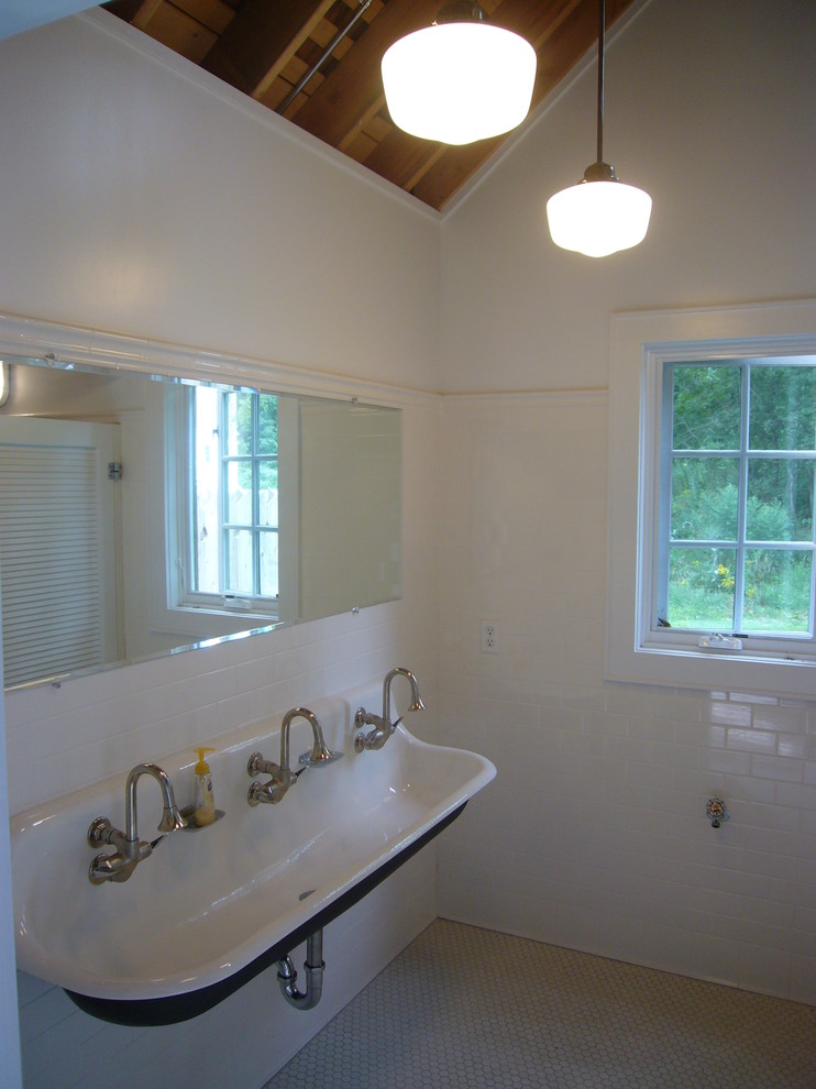 Foto di un bagno di servizio costiero con lavabo rettangolare, WC monopezzo, piastrelle bianche, piastrelle diamantate, pareti bianche e pavimento con piastrelle a mosaico