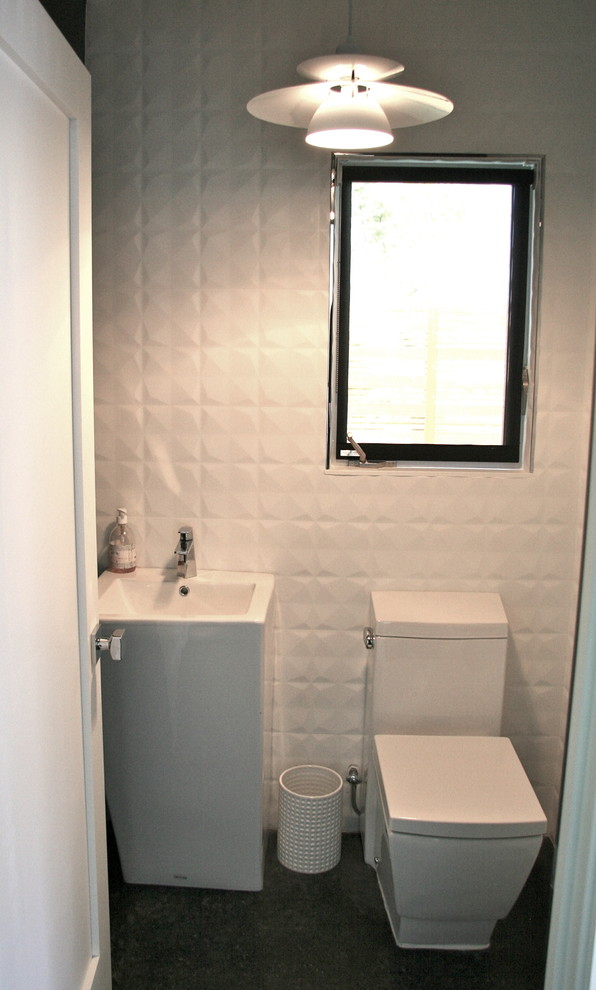 Exempel på ett modernt toalett, med ett piedestal handfat, en toalettstol med hel cisternkåpa, vit kakel och porslinskakel