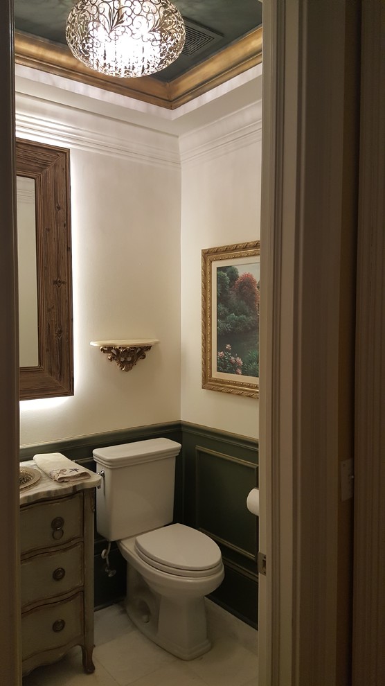 Inspiration för ett litet vintage toalett, med möbel-liknande, en toalettstol med separat cisternkåpa, vit kakel, stenkakel, vita väggar, marmorgolv, ett nedsänkt handfat, granitbänkskiva och skåp i slitet trä