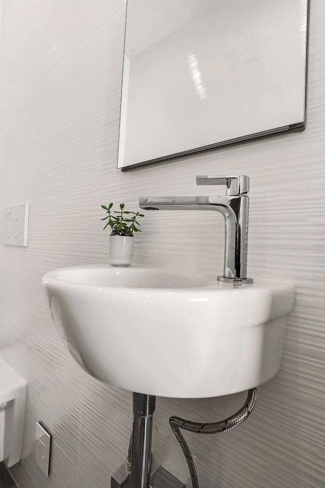 Foto di un bagno di servizio design di medie dimensioni con pareti bianche e lavabo sospeso
