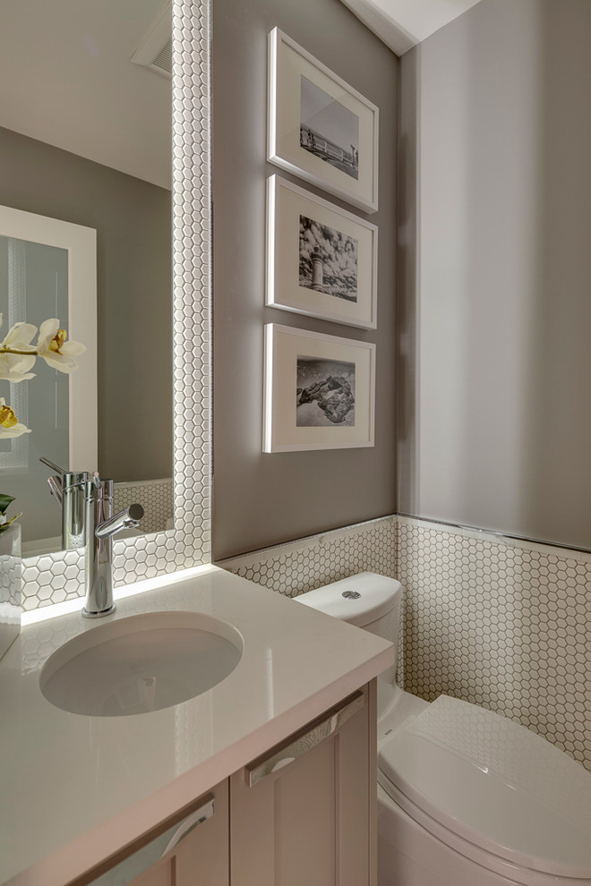 Immagine di un bagno di servizio minimal di medie dimensioni con lavabo sottopiano, ante grigie, top in quarzo composito, WC monopezzo, piastrelle bianche, piastrelle a mosaico, pareti grigie e ante con riquadro incassato