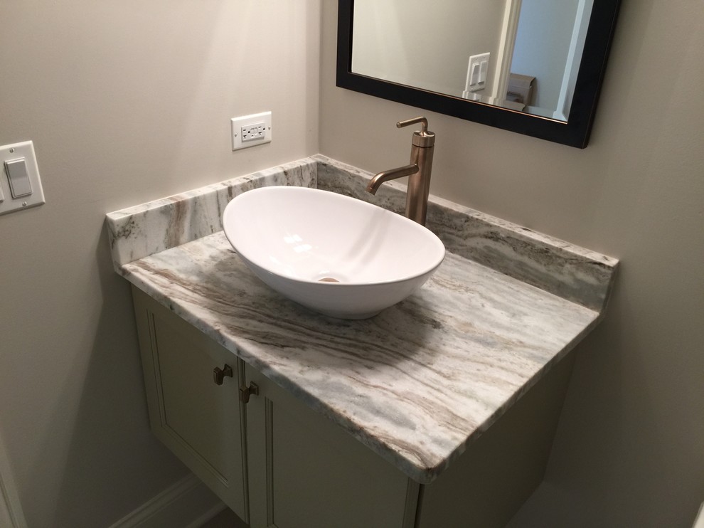 Klassisk inredning av ett mellanstort toalett, med ett fristående handfat, skåp i shakerstil, grå skåp, granitbänkskiva, en toalettstol med hel cisternkåpa, vit kakel, keramikplattor, grå väggar och klinkergolv i keramik