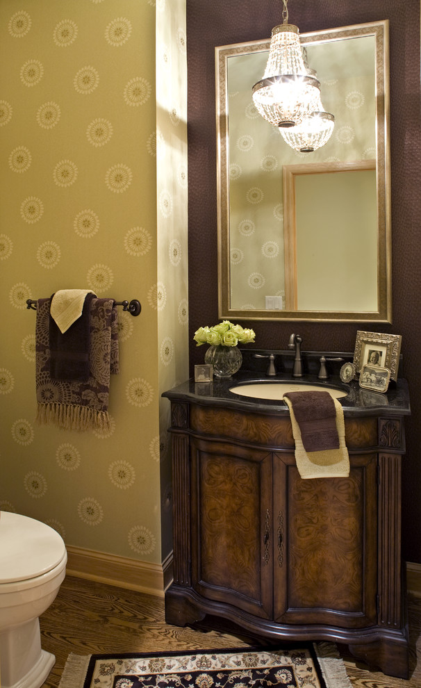 Пример оригинального дизайна: туалет в классическом стиле с врезной раковиной, фасадами с утопленной филенкой и темными деревянными фасадами