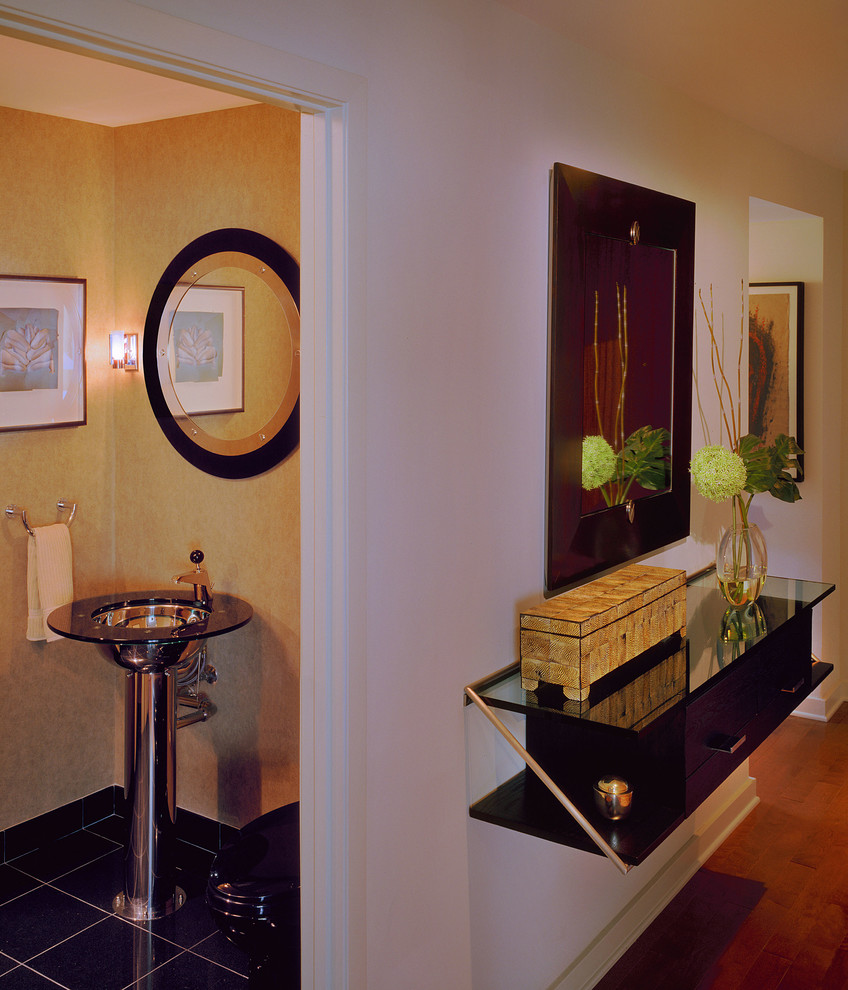 Свежая идея для дизайна: маленький туалет в стиле неоклассика (современная классика) с желтыми стенами, полом из керамогранита, раковиной с пьедесталом и черным полом для на участке и в саду - отличное фото интерьера
