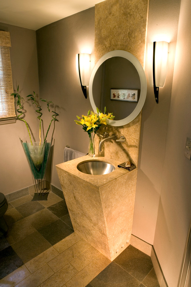 Foto på ett mellanstort funkis toalett, med ett undermonterad handfat, bänkskiva i kalksten, beige kakel, bruna väggar, travertin golv och kakelplattor