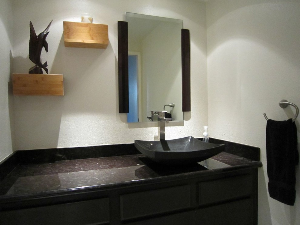 Idéer för mellanstora funkis toaletter, med ett fristående handfat, öppna hyllor, vita väggar och granitbänkskiva