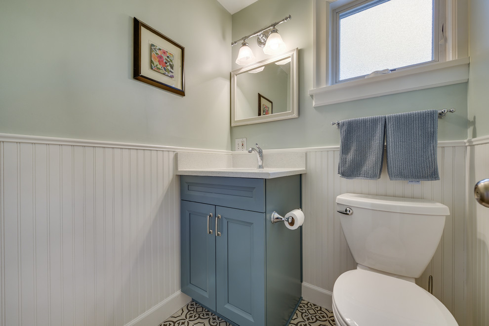 Idéer för mellanstora vintage vitt toaletter, med skåp i shakerstil, blå skåp, en toalettstol med separat cisternkåpa, blå väggar, klinkergolv i porslin, ett undermonterad handfat, bänkskiva i kvarts och svart golv