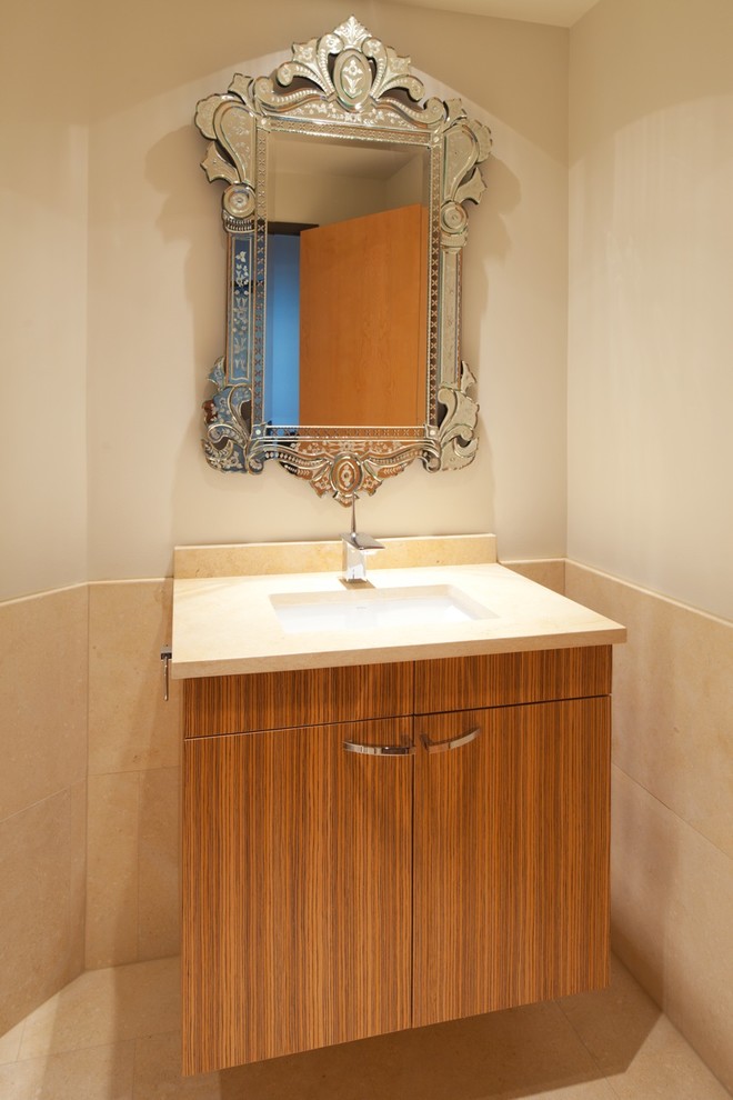 Стильный дизайн: туалет в стиле фьюжн с плиткой из известняка - последний тренд
