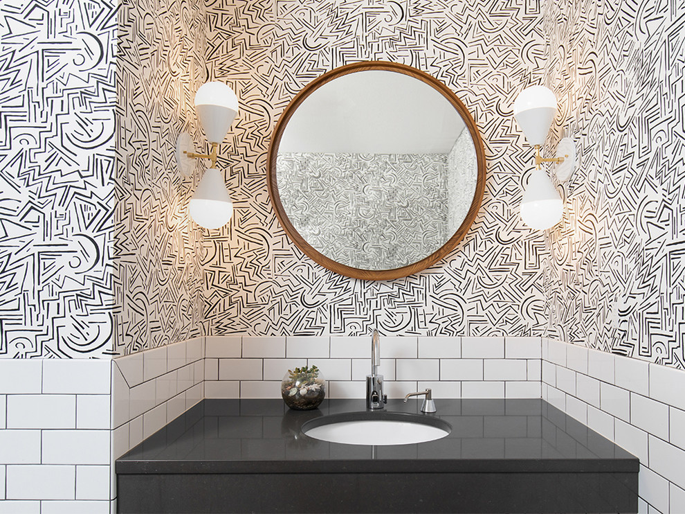 Idee per un bagno di servizio bohémian di medie dimensioni con piastrelle bianche, piastrelle diamantate, pareti multicolore, lavabo sottopiano, top in quarzo composito e top nero