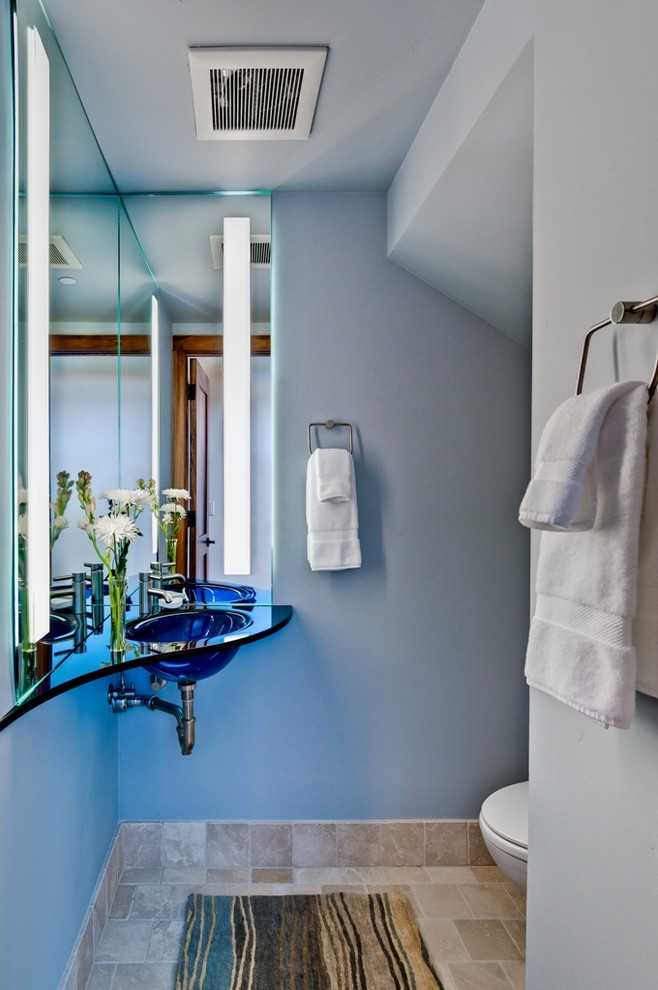 Ejemplo de aseo contemporáneo pequeño con paredes azules y lavabo suspendido
