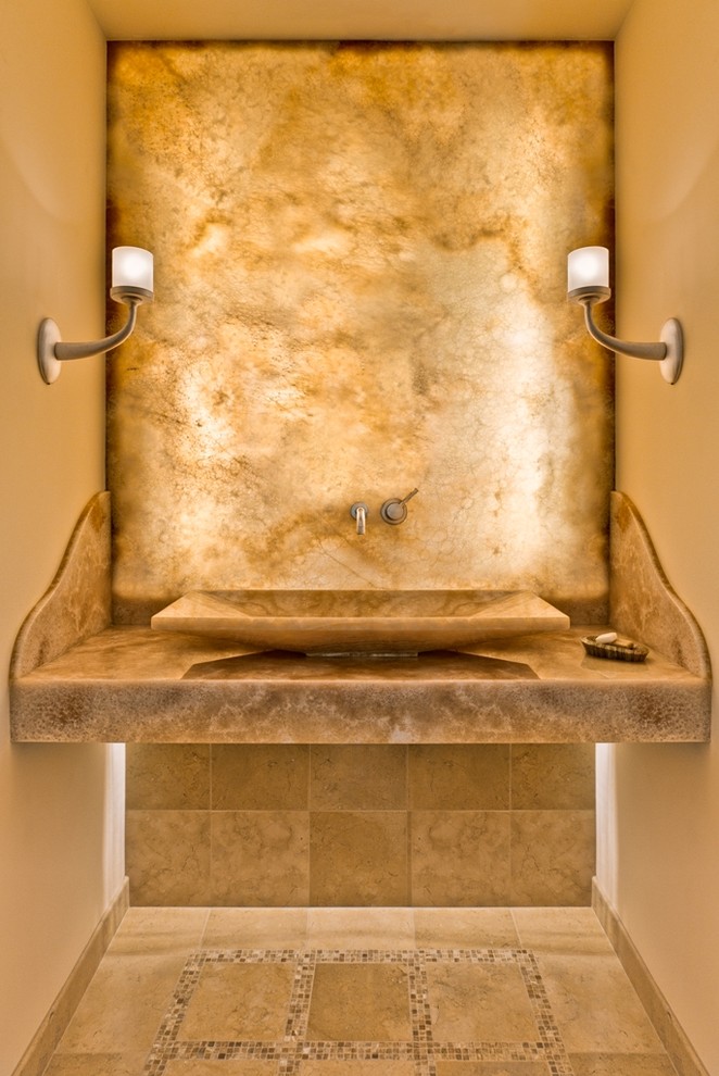 Идея дизайна: туалет в современном стиле с настольной раковиной и коричневой столешницей