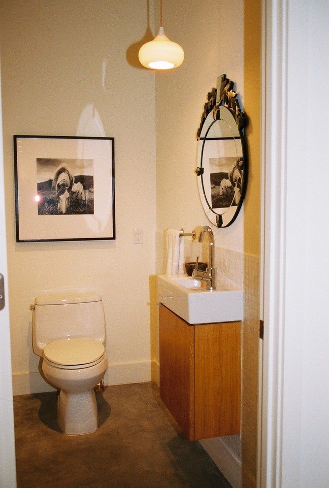 Esempio di un bagno di servizio tradizionale con lavabo sospeso, ante lisce, ante in legno scuro, piastrelle bianche, piastrelle a mosaico e pareti bianche