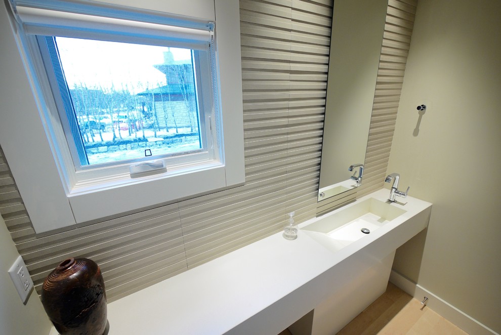 Moderne Gästetoilette mit Sockelwaschbecken, verzierten Schränken, weißen Schränken, Toilette mit Aufsatzspülkasten, beigen Fliesen, Porzellanfliesen, beiger Wandfarbe und hellem Holzboden in Calgary