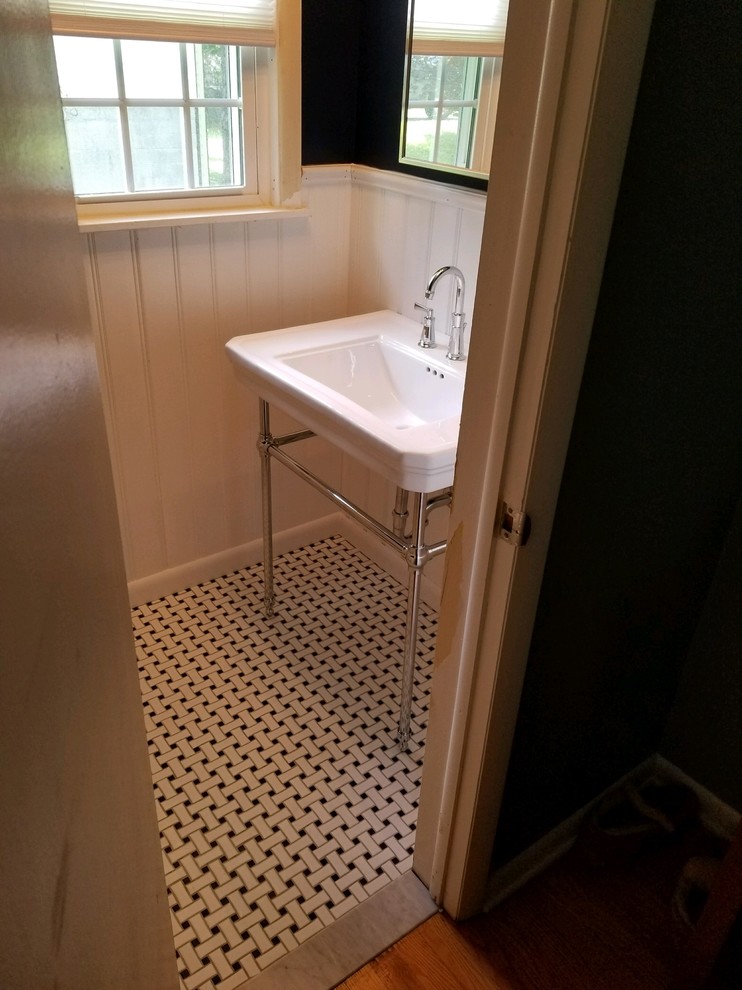 Immagine di un piccolo bagno di servizio classico con pareti bianche, pavimento in gres porcellanato e lavabo a consolle