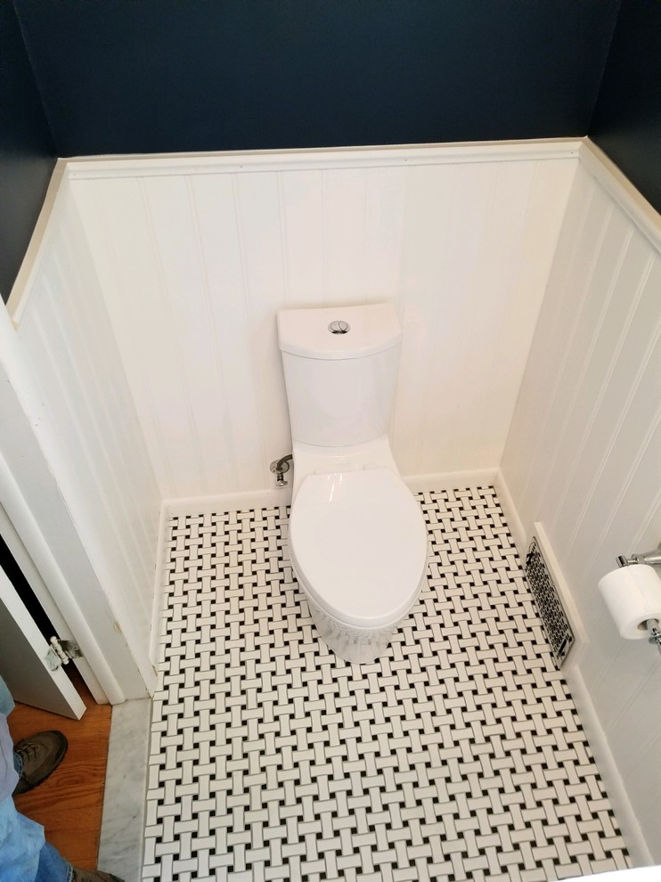 Cette photo montre un petit WC et toilettes chic avec un mur blanc, un sol en carrelage de porcelaine et un plan vasque.