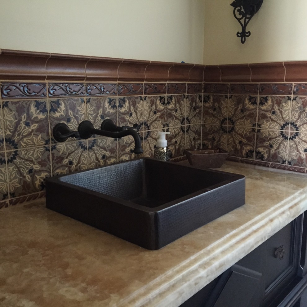 Kleine Mediterrane Gästetoilette mit Aufsatzwaschbecken und dunklen Holzschränken in Phoenix
