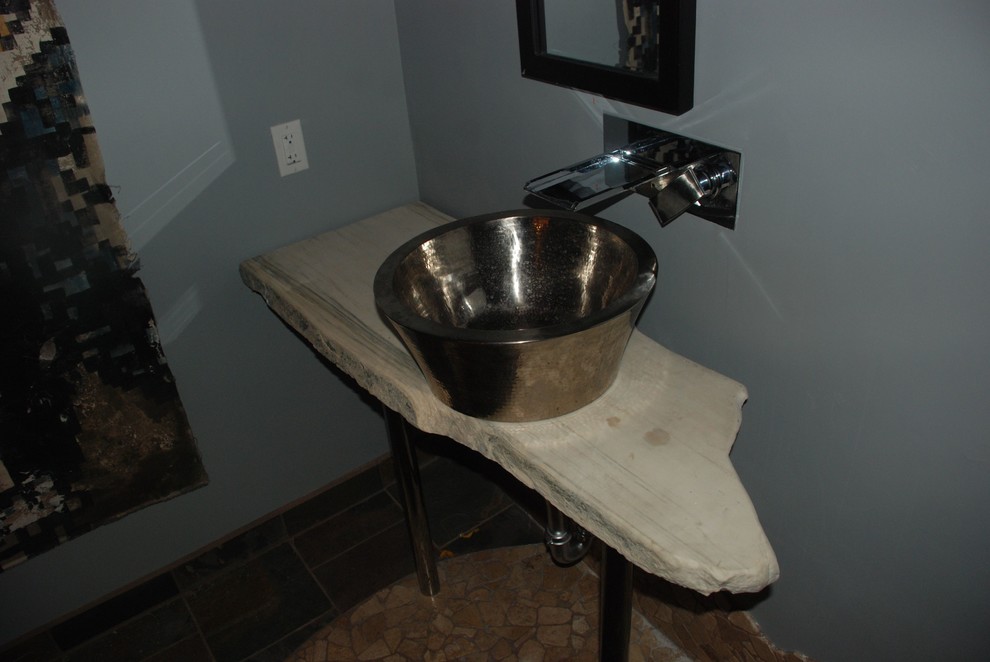 Immagine di un bagno di servizio contemporaneo
