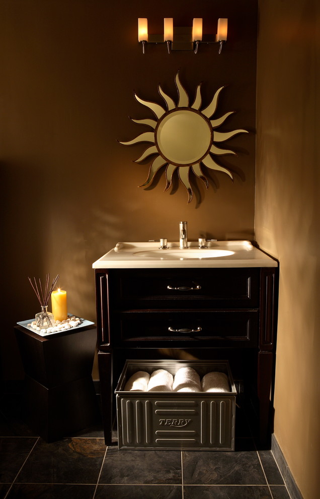 Foto de aseo ecléctico pequeño con lavabo bajoencimera, armarios tipo mueble, puertas de armario negras, encimera de acrílico, paredes marrones y suelo de baldosas de porcelana