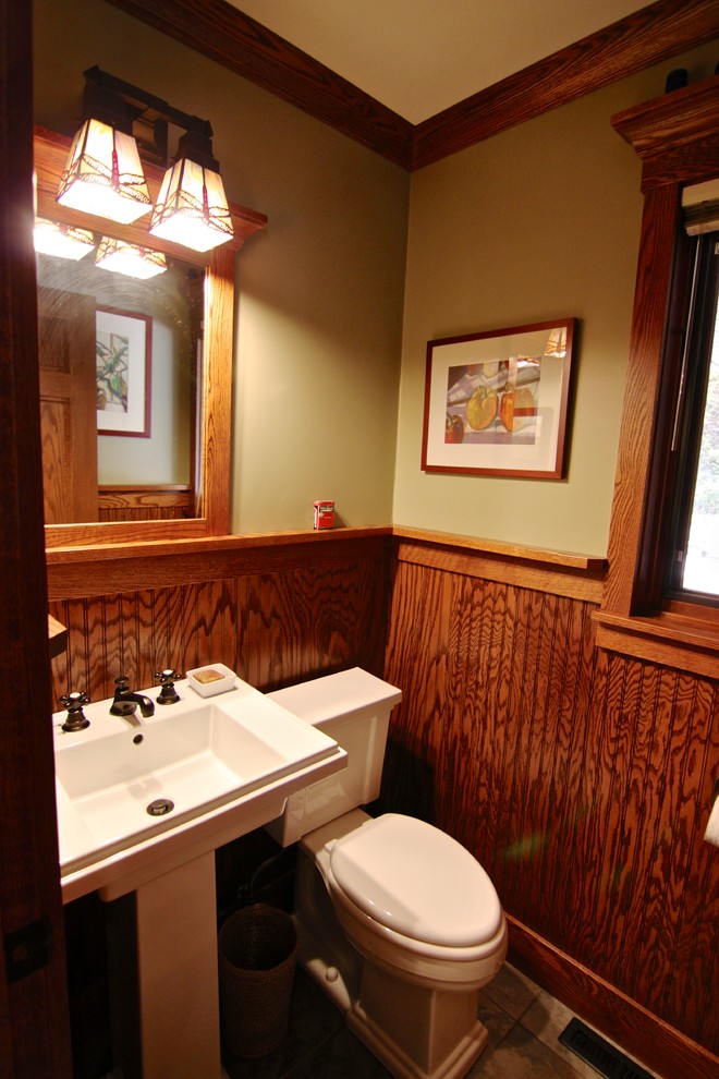 Mittelgroße Rustikale Gästetoilette mit Toilette mit Aufsatzspülkasten, grüner Wandfarbe und Sockelwaschbecken in Minneapolis