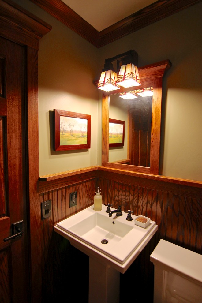 Mittelgroße Urige Gästetoilette mit Toilette mit Aufsatzspülkasten, grüner Wandfarbe und Sockelwaschbecken in Minneapolis