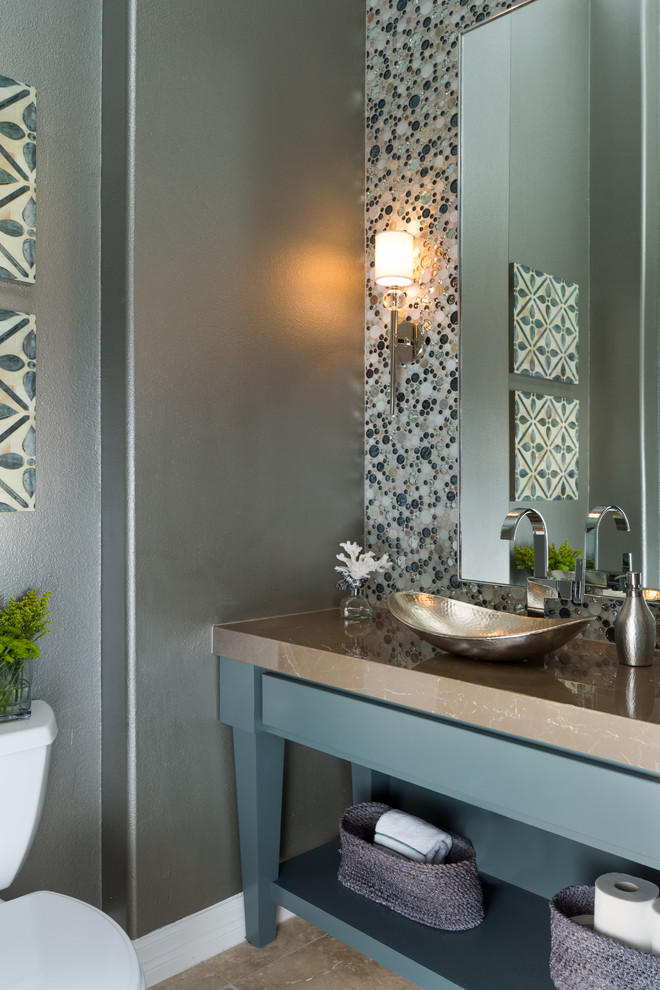 Klassische Gästetoilette mit Aufsatzwaschbecken, verzierten Schränken, blauen Schränken, farbigen Fliesen, Mosaikfliesen, grauer Wandfarbe und brauner Waschtischplatte in Austin