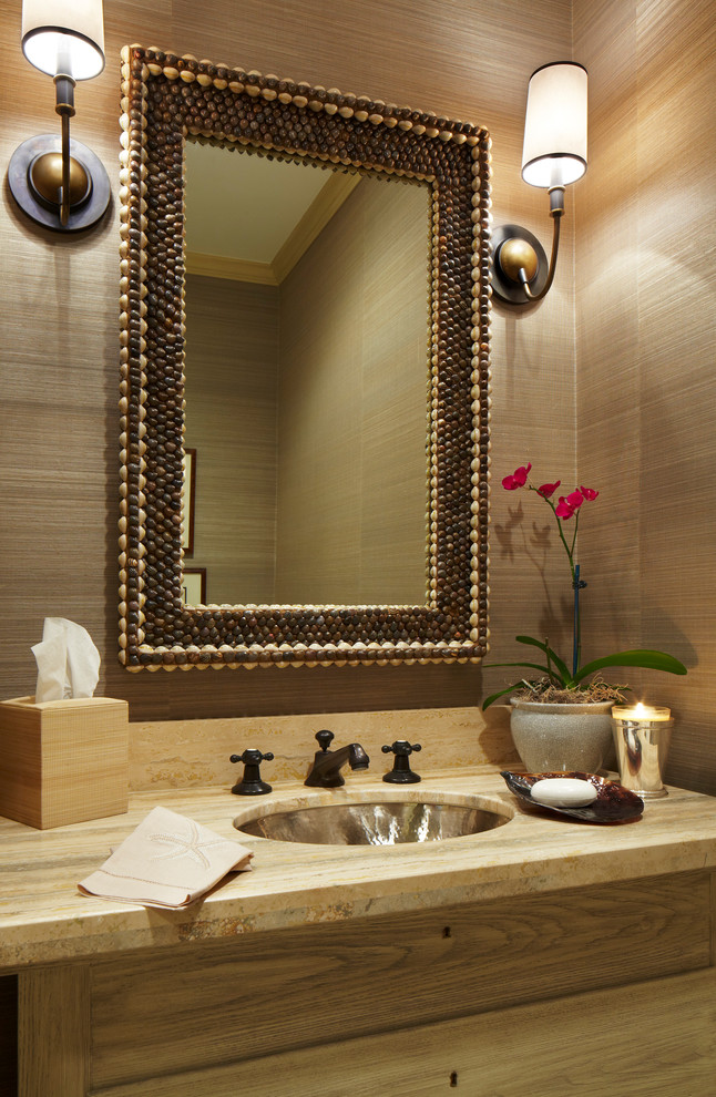 Immagine di un piccolo bagno di servizio classico con ante in legno scuro, pareti marroni, lavabo sottopiano e top in marmo