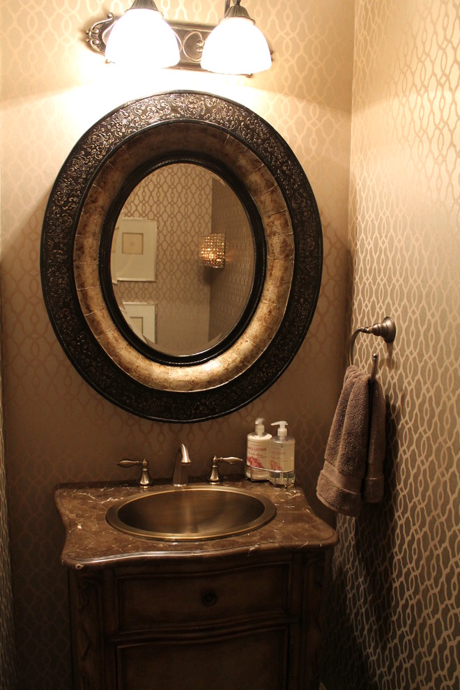 Foto di un piccolo bagno di servizio classico con pareti marroni e lavabo da incasso