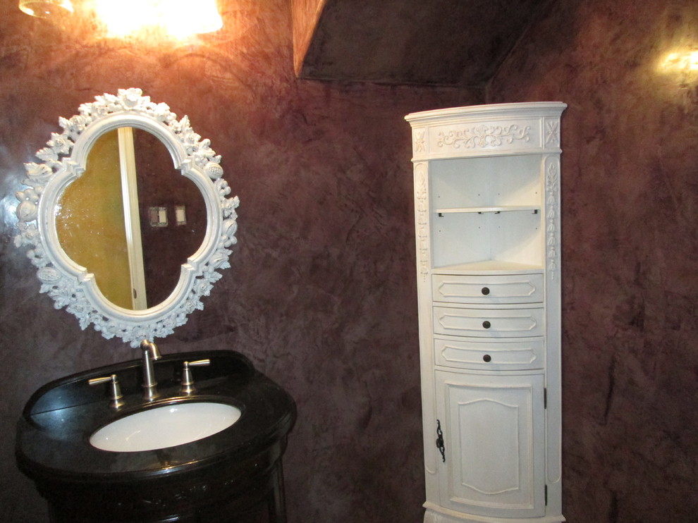 Aménagement d'un WC et toilettes éclectique en bois foncé de taille moyenne avec un lavabo encastré, un placard en trompe-l'oeil, un plan de toilette en granite, WC séparés, un carrelage beige et un mur violet.