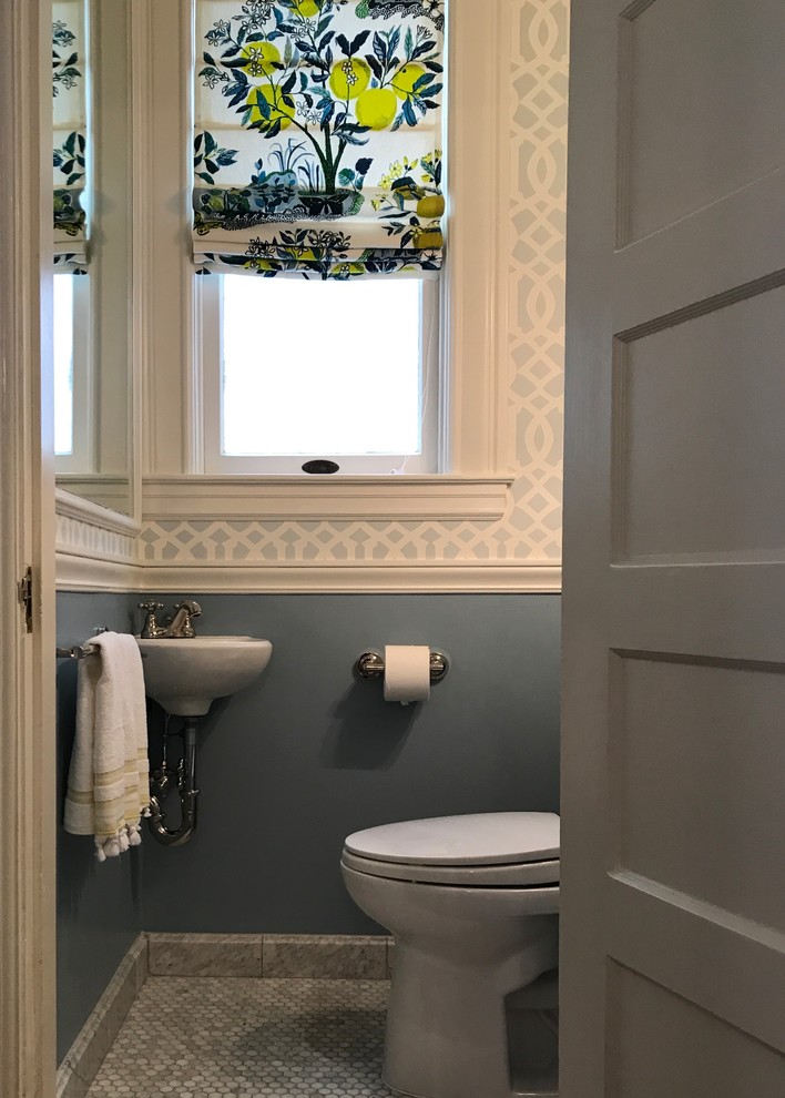 Idée de décoration pour un petit WC et toilettes tradition avec WC séparés, un carrelage blanc, du carrelage en marbre, un mur bleu, un sol en marbre, un lavabo suspendu et un sol blanc.