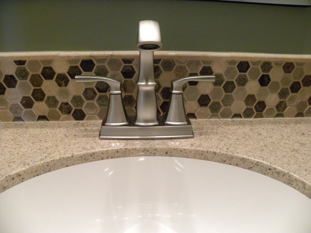 クリーブランドにあるトランジショナルスタイルのおしゃれなトイレ・洗面所の写真