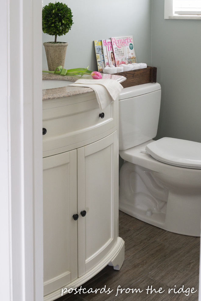 Idéer för ett litet klassiskt toalett, med luckor med infälld panel, vita skåp, en toalettstol med separat cisternkåpa, grå väggar, klinkergolv i porslin, ett undermonterad handfat, granitbänkskiva och brunt golv