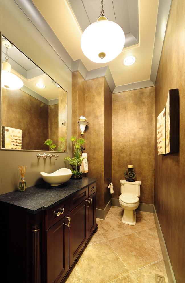 Exempel på ett stort modernt toalett, med luckor med infälld panel, bruna skåp, en toalettstol med hel cisternkåpa, flerfärgade väggar, klinkergolv i porslin, ett fristående handfat, bänkskiva i akrylsten och beiget golv