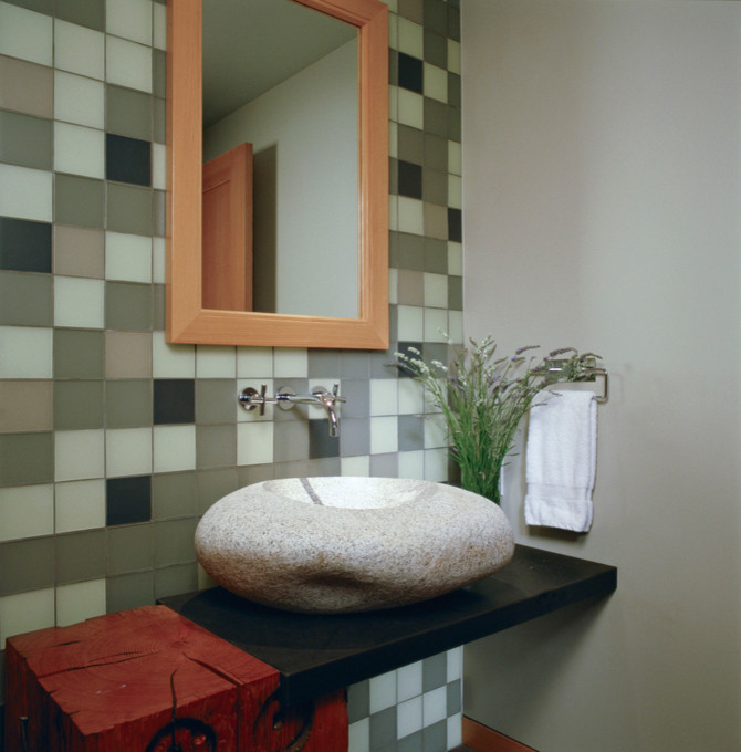 Idée de décoration pour un petit WC et toilettes minimaliste en bois foncé avec un placard sans porte, un carrelage noir, un carrelage bleu, un carrelage gris, un carrelage blanc, des carreaux de céramique, un mur gris, une vasque et un plan de toilette en marbre.