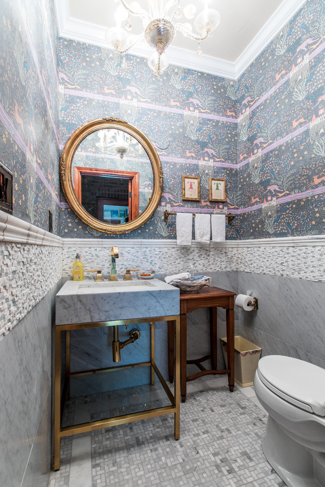 Idéer för att renovera ett litet vintage grå grått toalett, med möbel-liknande, grå skåp, en toalettstol med hel cisternkåpa, vit kakel, marmorkakel, blå väggar, marmorgolv, ett piedestal handfat, marmorbänkskiva och vitt golv