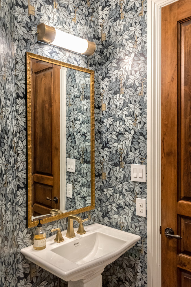 Foto de aseo clásico pequeño con paredes multicolor y lavabo con pedestal