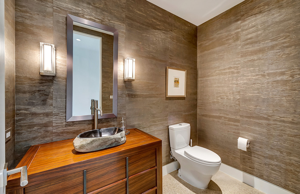 Inspiration för stora moderna brunt toaletter, med ett undermonterad handfat, luckor med infälld panel, skåp i mellenmörkt trä, en toalettstol med separat cisternkåpa, bruna väggar, betonggolv och träbänkskiva