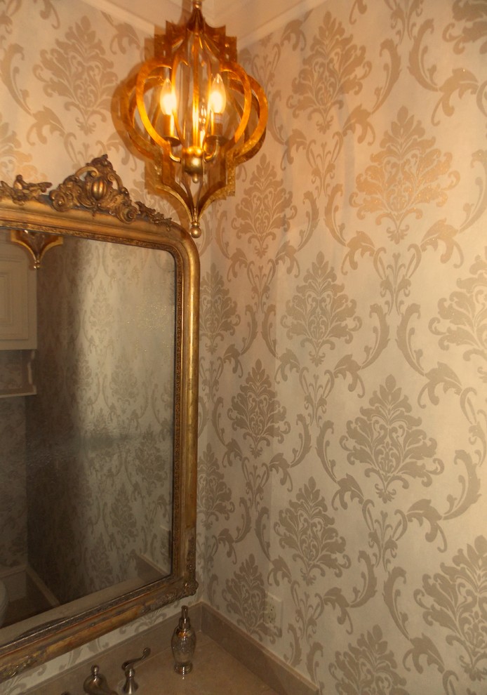 Exempel på ett litet klassiskt toalett, med ett undermonterad handfat, marmorbänkskiva, släta luckor, skåp i mellenmörkt trä och en toalettstol med separat cisternkåpa