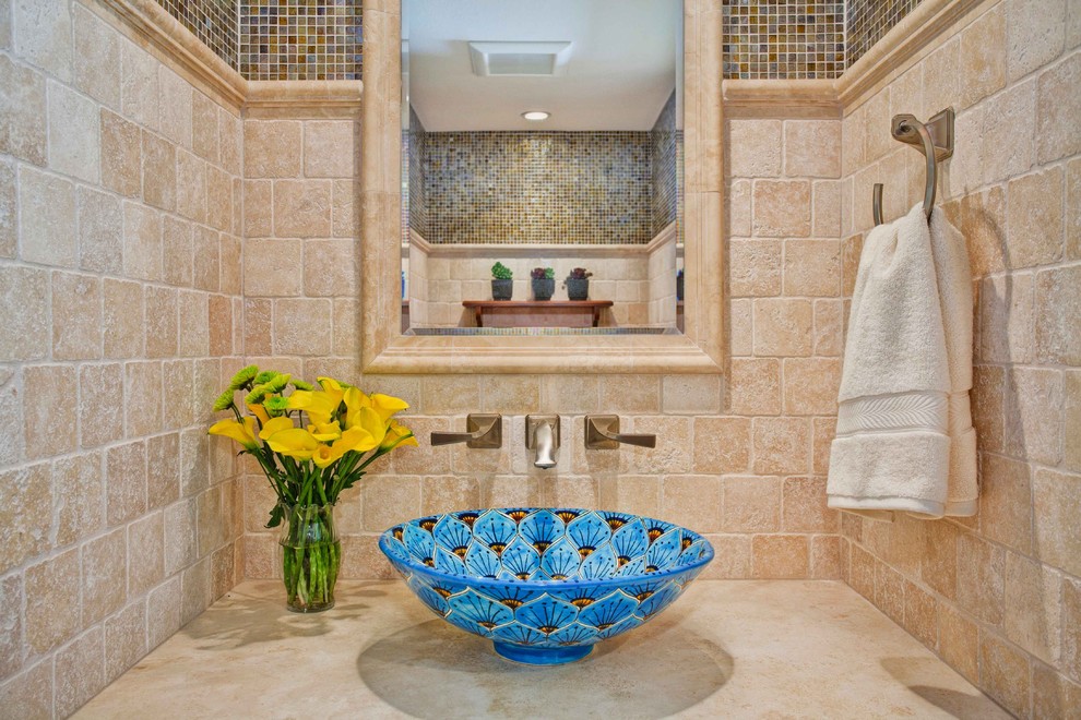 サンディエゴにある地中海スタイルのおしゃれなトイレ・洗面所 (トラバーチンタイル) の写真