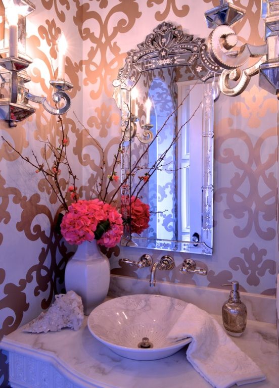 ダラスにあるエクレクティックスタイルのおしゃれなトイレ・洗面所 (マルチカラーの壁、ベッセル式洗面器、大理石の洗面台) の写真