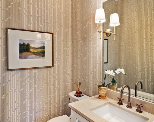 Cette image montre un WC et toilettes traditionnel avec un lavabo encastré, WC séparés et un mur beige.