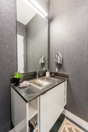 Foto di un piccolo bagno di servizio design con lavabo da incasso e nessun'anta