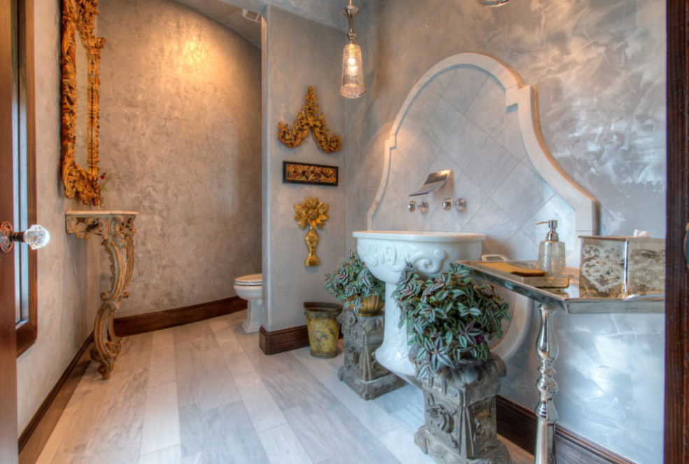 オースティンにある中くらいなトラディショナルスタイルのおしゃれなトイレ・洗面所 (壁付け型シンク、グレーの壁) の写真